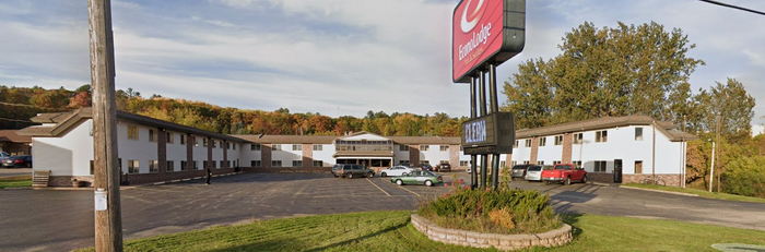 Holiday Motel (Econo Lodge Inn & Suites) - 2022 Street View (newer photo)